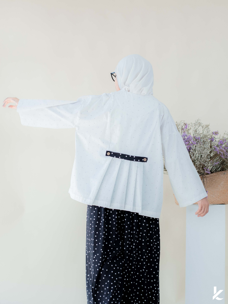 Ease Top in White Frame