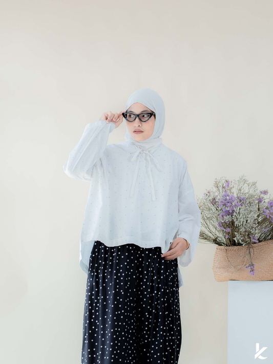 Ease Top in White Frame