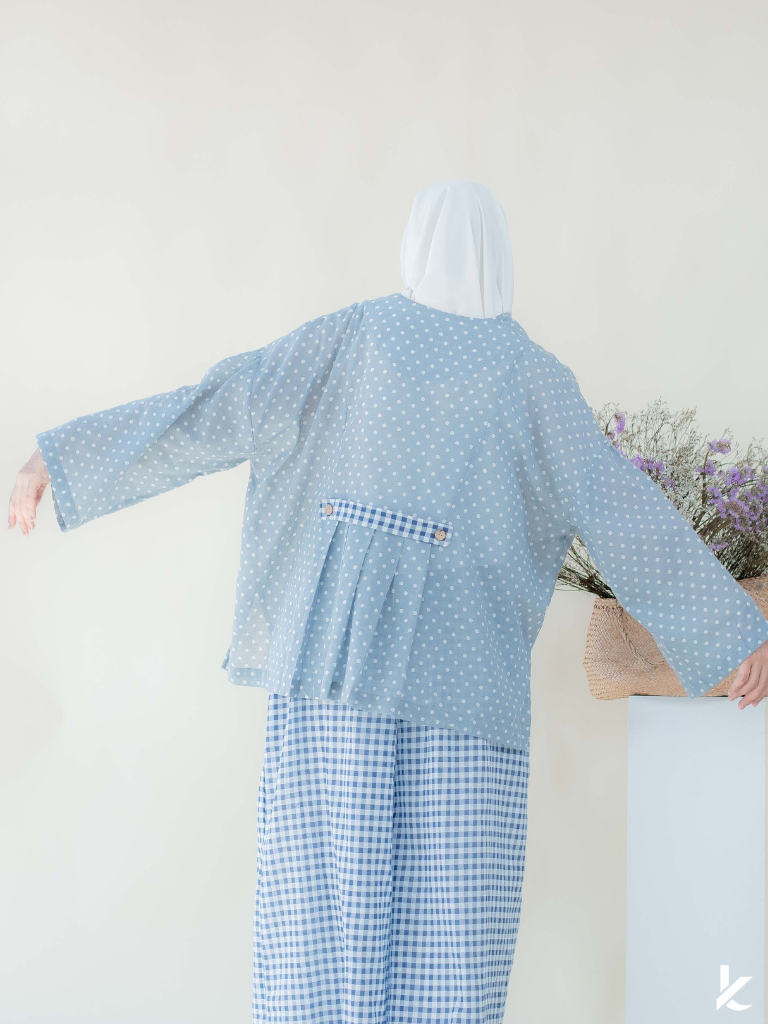 Ease Top in Cloudy Polka