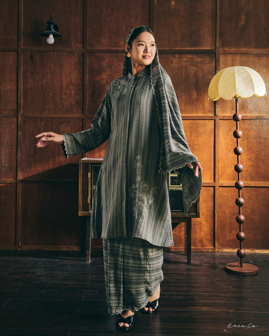 Som in Caviar + FREE Selendang | Baju Kurung Sulam Klasik Raya 2026