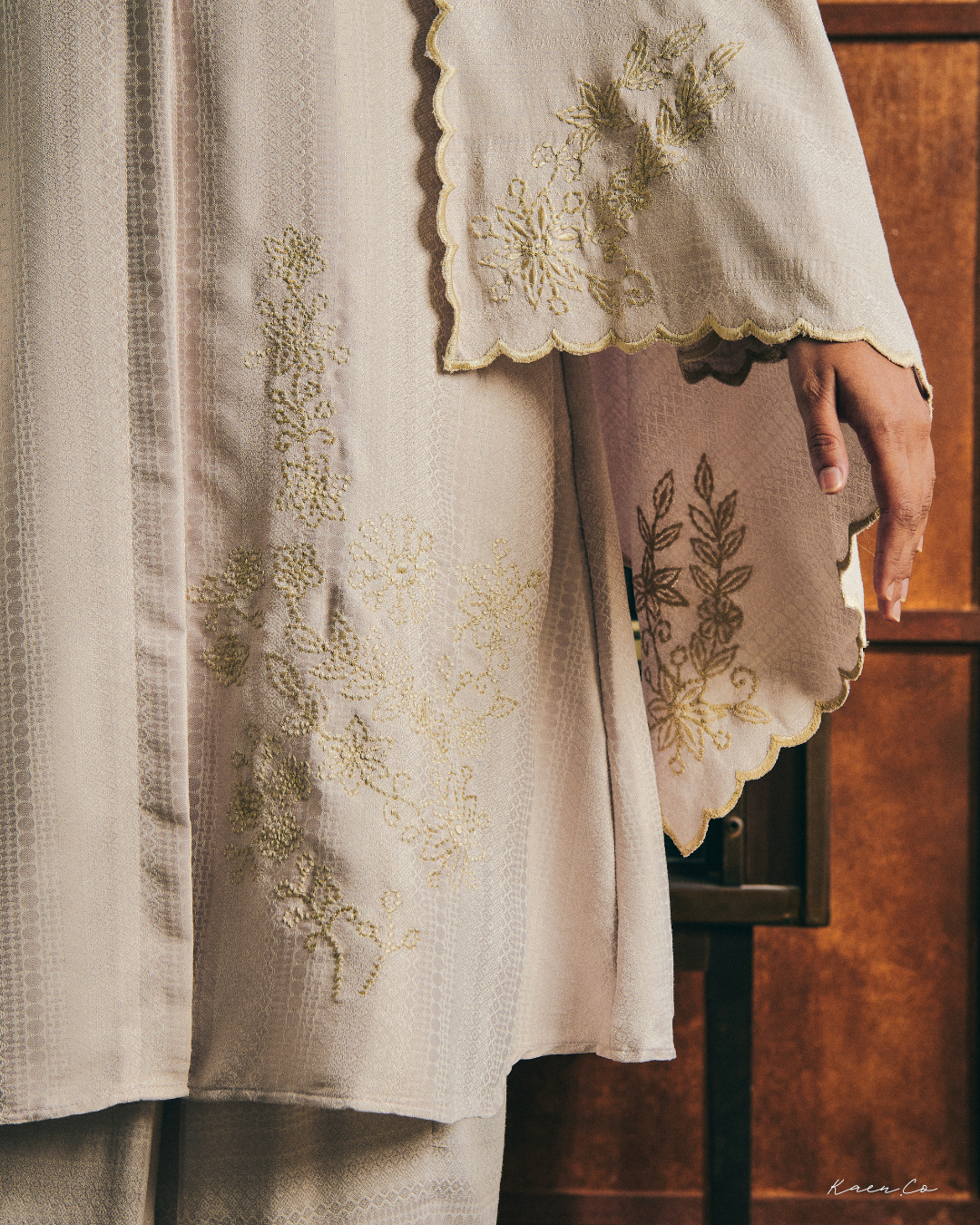 Som in Oat + FREE Selendang | Baju Kurung Sulam Klasik Raya 2026