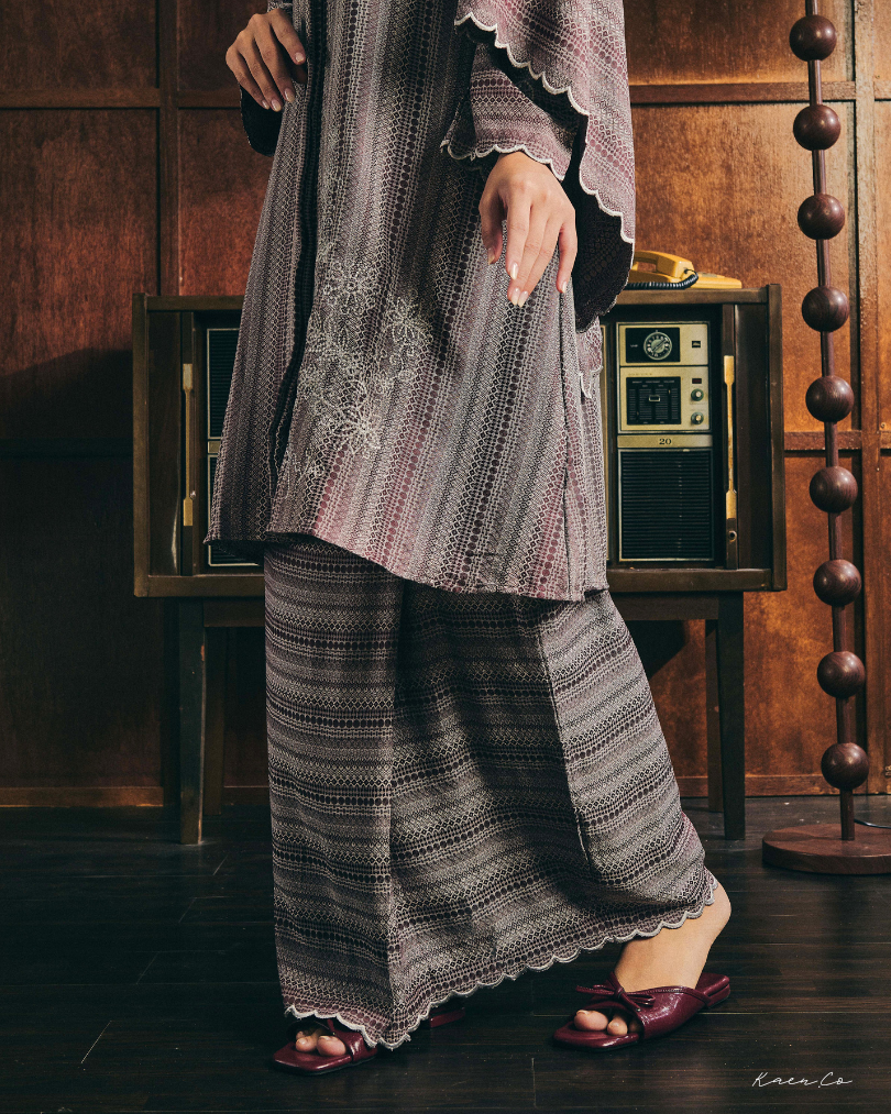 Som in Burgundy + FREE Selendang | Baju Kurung Sulam Klasik Raya 2026